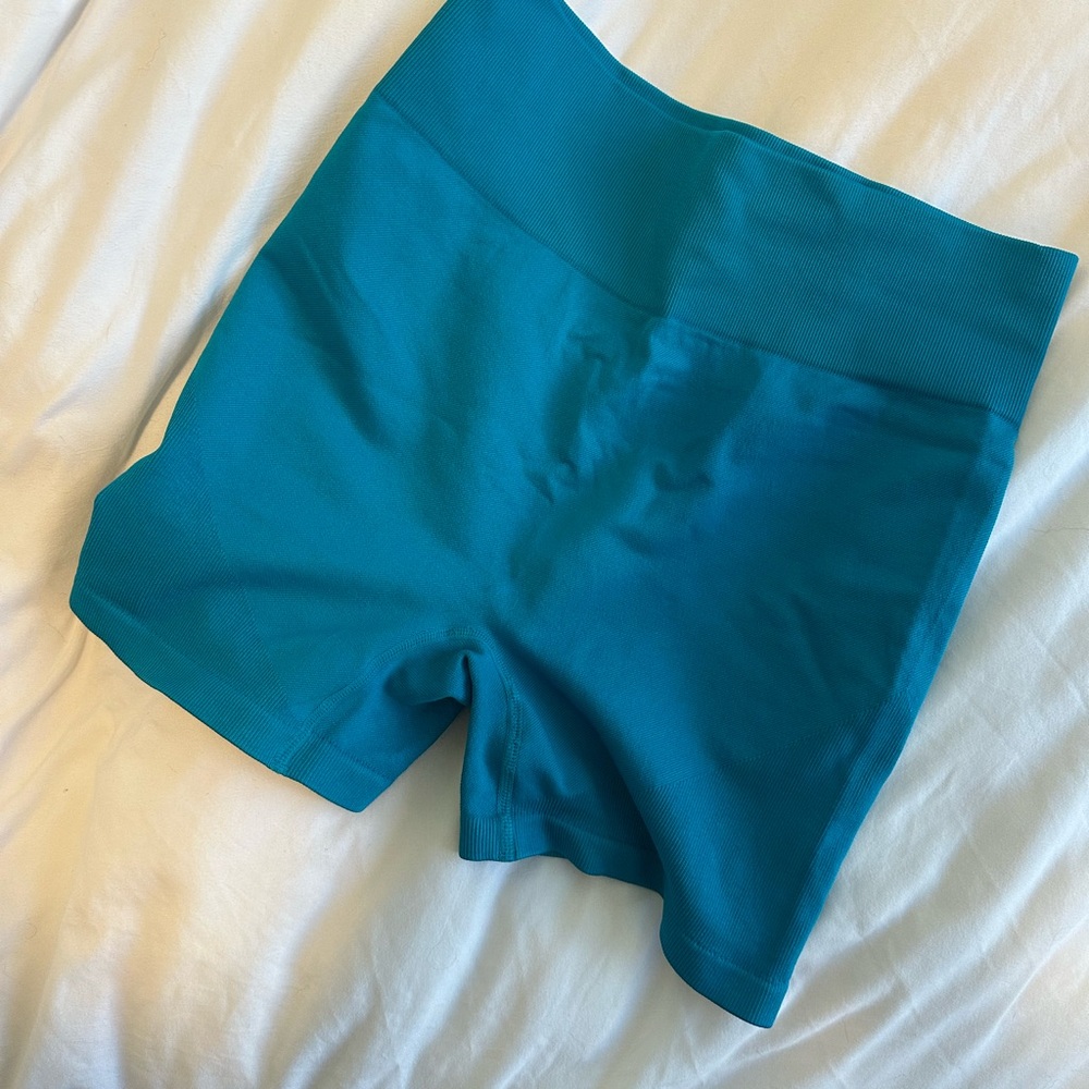 PRETTY LITTLE THINGS BIKER SHORTS (M)